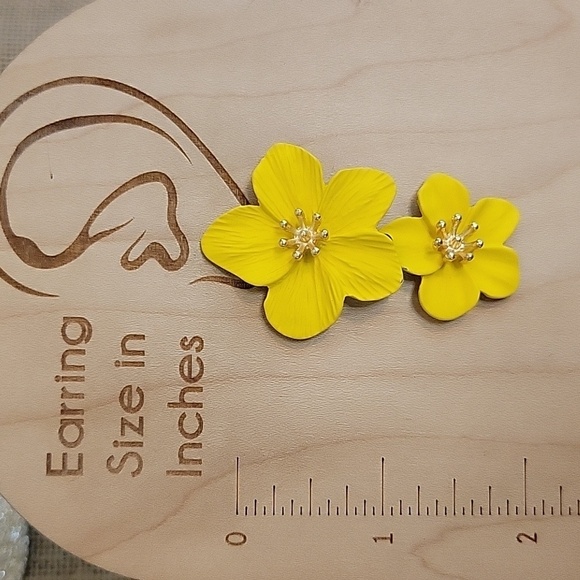 TROPICAL FLOWER HINGED DROP EARRINGS - Picture 5 of 6